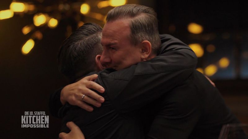 Große Emotionen beim Staffelfinale von "Kitchen Impossible": Tim Mälzer erkannte seinen Dauerrivalen und Freund Tim Raue fast nicht wieder.