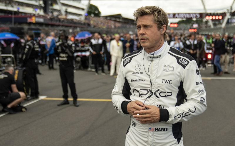 "F1 - Der Film" erzählt von dem alten Rennfahrer-Haudegen Sonny Hayes (Brad Pitt), der nach über 30 Jahren in die Formel 1 zurückkehrt.
