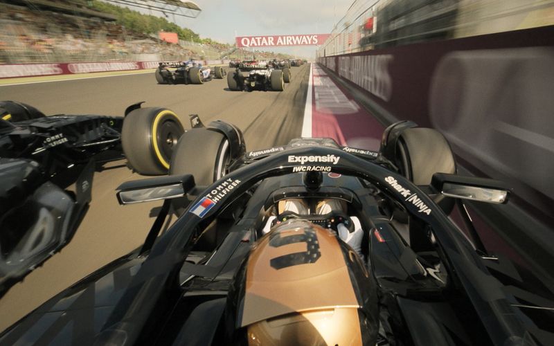 Es wurde viel investiert, um "F1 - Der Film" möglichst authentisch umzusetzen. Ein Großteil der Dreharbeiten fand im Rahmen echter Formel-1-Rennwochenenden statt.