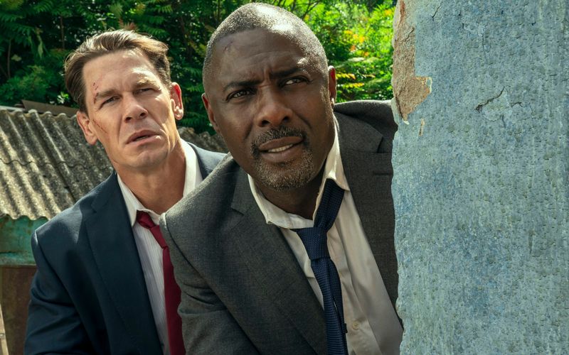 In Amazons Action-Komödie "Heads of State" müssen sich Idris Elba (rechts) als britischer Premier und John Cena als amerikanischer Präsident nach einem Zwischenfall auf eigene Faust durch Europa schlagen. 