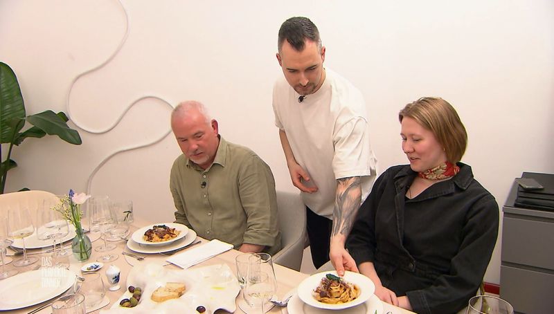 Benni serviert Theresa und Heiko hausgemachte Tagliatelle mit Ragú.