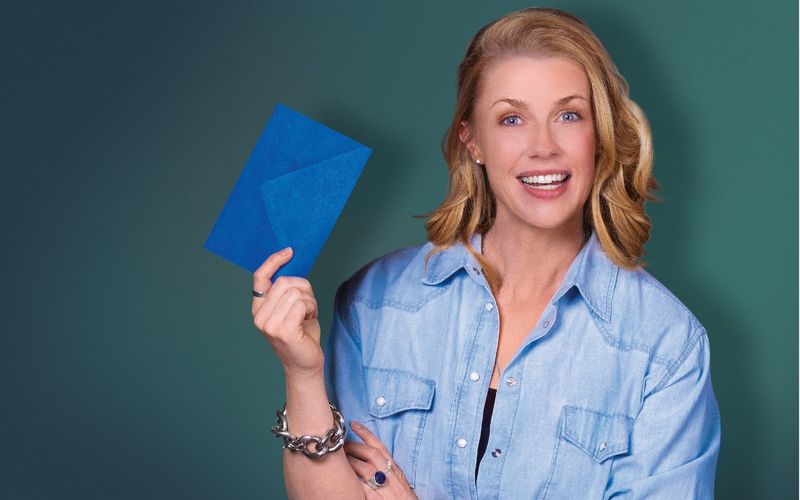 Christine Eixenberger (38) ist Komikerin und Schauspielerin. Nun bekommt sie ihre eigene TV-Show, in der sie gesellschaftliche und politische Missstände kritisiert. Im Interview spricht sie darüber, wofür sie in "Nachsitzen mit Christine Eixenberger" (ab Donnerstag, 3. Juli, 21.00 Uhr, BR und ARD Mediathek) die gefürchteten "Blauen Briefe" verteilt.