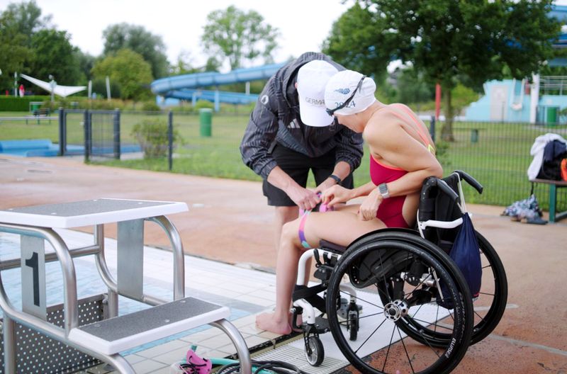 Schon kurz nach ihrem Unfall, seit dem sie im Rollstuhl sitzt, begann Tanja Scholz, wieder zu schwimmen und hart zu trainieren - mehrfach am Tag und unterstützt von Trainerinnen, Trainern und ihrem Mann Björn.