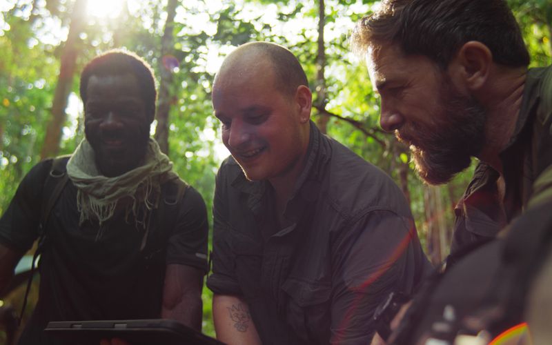 In "Wilde Welt" haben Vianet Djenguet, Declan Burley und Aldo Kane (von links) eine gemeinsame Mission: die seltensten Tiere der Welt filmen, um damit zu deren Schutz beizutragen. Sechs Episoden verfolgen ihre Expeditionen auf der ganzen Welt, zu sehen ab Freitag, 11. Juli, auf Apple TV+.