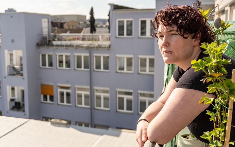 Genoveva, genannte Veva, lebt seit ihrer Kindheit in Armut. Die ZDF-Reportagereihe "37°" begleitet sie und weitere Menschen am Existenzminimum auf ihrem Weg in ein neues Leben. 