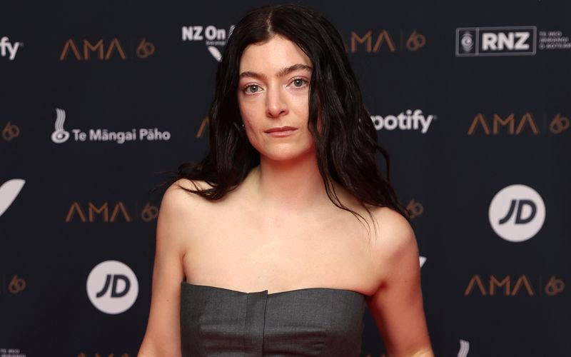 Teilweise haben sie erst kürzlich die Volljährigkeit erreicht - und trotzdem sind sie Stars: Künstlerinnen und Künstler wie Lorde (Bild), Olivia Rodrigo und Billie Eilish prägen seit einigen Jahren die Musikszene. Besonders in der Generation Z gelten sie oft als Vorbilder. Welche Musik die Jugend von heute hört? Die Galerie verrät es.