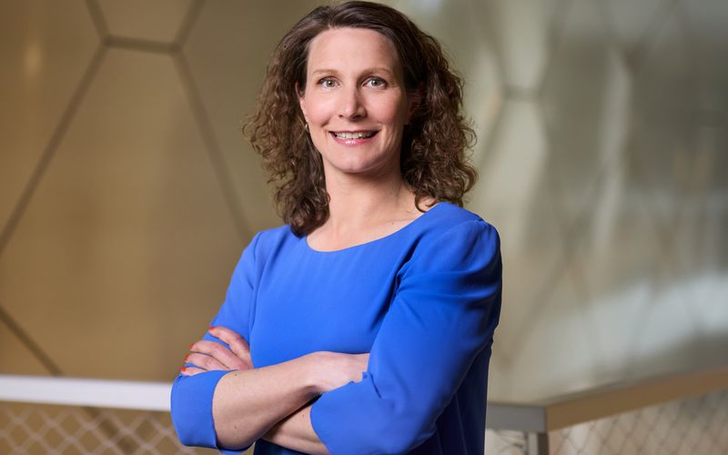 Frau mit außergewöhnlicher Karriere, die den Schweizer wie auch den deutschen Pass hat: Kathrin Lehmann war Schweizer Nationalspielerin im Fußball und im Eishockey. Sie ist Wissenschaftlerin, Pädagogin und will die Beziehung zwischen Frauen, Sport und Gesellschaft verändern helfen. Ab 3. Juli kommentiert sie die Fußball-EM der Frauen im ZDF. 