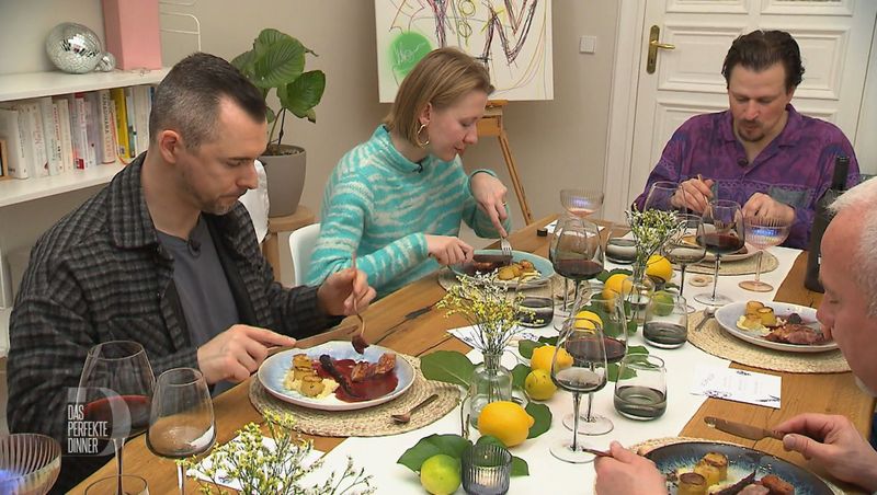 Andächtig genießen Theresa, Benni (links) und Heiko Matos (rechts) Hauptgang: Entenbrust mit Portwein-Brombeersoße, Pommes Fondantes und Pastinakenpüree.