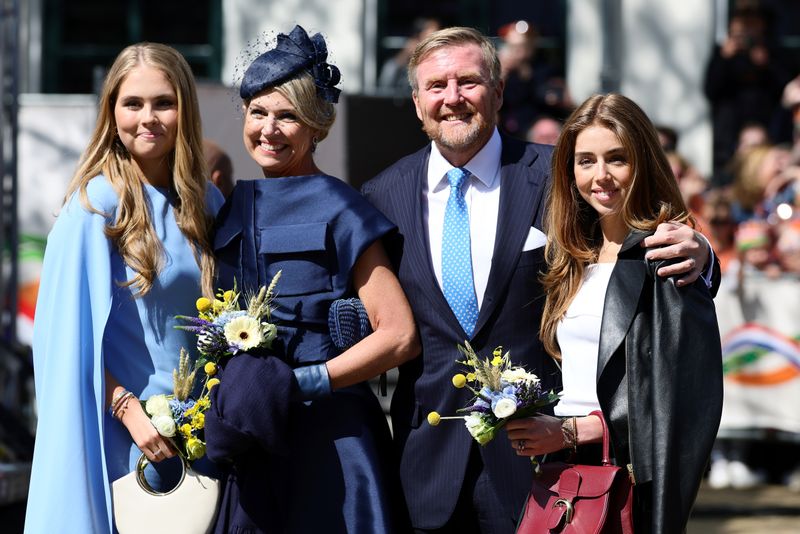 In den Niederlanden ist der Wechsel zur jüngeren Generation bereits geschehen: Königin Beatrix, die 1980 die Regentschaft übernahm, übergab das Amt 2013 an ihren erstgeborenen Sohn Willem-Alexander. Er ist nach 123 Jahren der erste männliche Regent der Niederlande. 2002 heiratete der 57-Jährige die heutige Königin Máxima (zweite von links).  