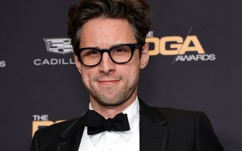 Kennen Sie diesen Mann? Wahrscheinlich nicht. Es handelt sich um Christopher Storer, den Erfinder der gefeierten Serie "The Bear", die am 26. Juni bei Disney+ in ihre vierte Staffel geht. Storer teilt das Schicksal vieler Serienmacher, die weitgehend unbekannt sind: Oder wissen Sie, wer hinter dem Erfolg von "The Crown", "Ally McBeal" oder "Game of Thrones" steckt?  