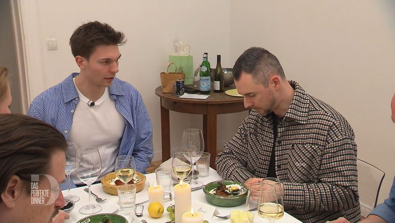 Food-Blogger Benni (rechts) probiert Freddys Vorspeise, und der Gastgeber ist gespannt auf sein Urteil.
