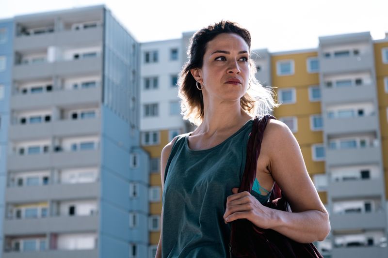 Sandra (Franziska Hartmann) sucht ein Ventil, um den Stimmen in ihrem Kopf freien Lauf zu lassen. 