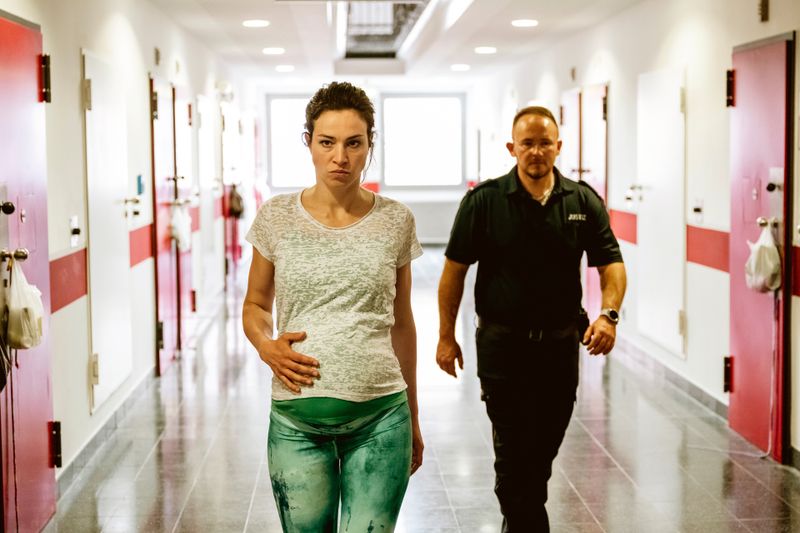 Sandra (Franziska Hartmann) kämpft mit Aggressionen. Der Film "Monster im Kopf" zeichnet das Porträt einer Frau, die oft verliert und ihre Emotionen nur schwer unter Kontrolle hat. Der Film klärt die Frage: Wie kommt eine hochschwangere Frau in ein Gefängnis? 