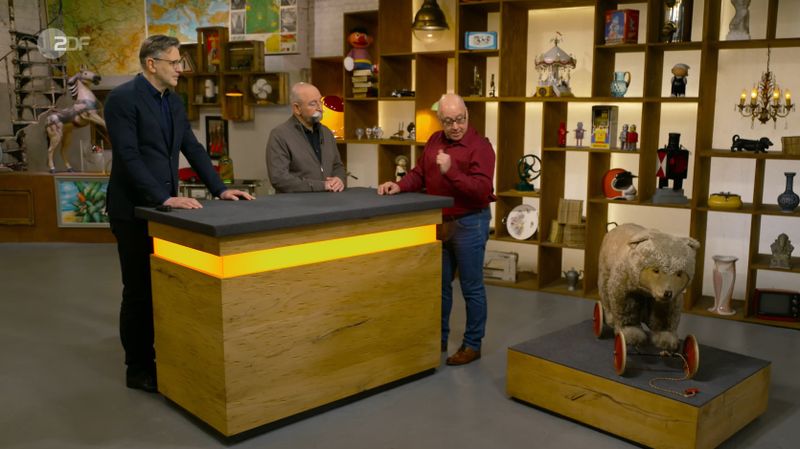"Der gehört meiner Frau", begann Calogero (rechts), der Noch-Besitzer, mit dem Rückblick. "Sie hat ihn geschenkt bekommen zwischen 1962 und 1964 von der Oma." Eine Freude war das Geschenk damals jedoch nicht. Ganz im Gegenteil: "Sie hat damit gespielt."