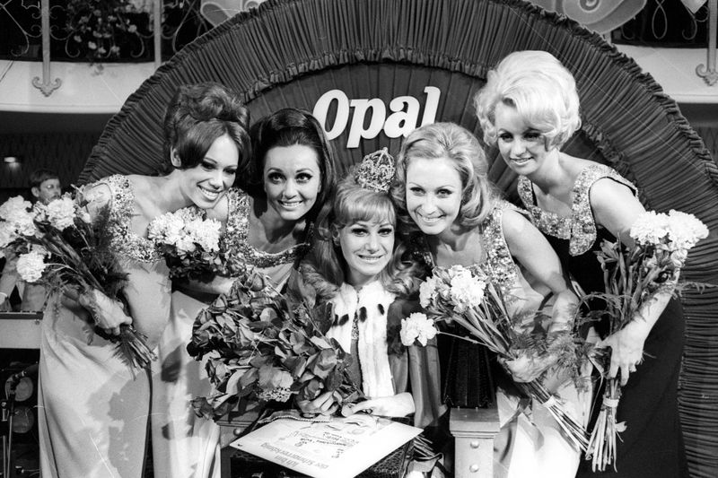 Lilian Atterer (Mitte) wurde 1968 zur "Miss Germany" gewählt. Der Wettbewerb, bei dem es lange ausschließlich um äußere Werte ging, ist heute nicht unumstritten. 