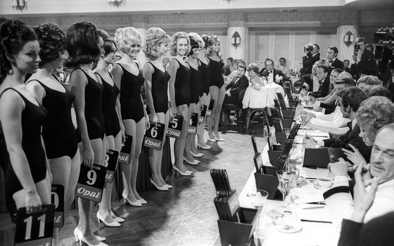Frauen in Badeanzügen, die mit Nummern vor einer Jury posieren: Das Grundkonzept der "Miss Germany"-Wahl ist äußerst umstritten. Wie sich der Schönheitswettbewerb in den letzten knapp 100 Jahren verändert hat, zeigt nun eine ZDF-Dokumentation.