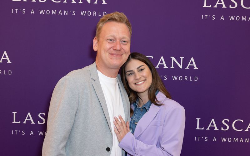 Mit seiner Partnerin Lia schwebt Entertainer Jens Knossalla auf Wolke Sieben. Neben einer baldigen Hochzeit plant das Paar auf jede Menge Nachwuchs.