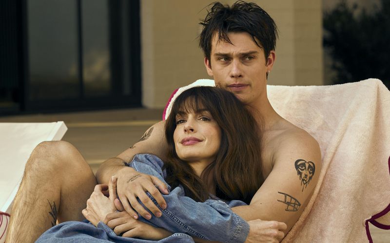 Hayes (Nicholas Galitzine) und Solène (Anne Hathaway) lassen sich nach kurzem Zögern der deutlich älteren Frau auf ihre Liebe ein. Solène begleitet den umschwärmten Sänger der Boyband August Moon auf ihrer Europa-Tournee.