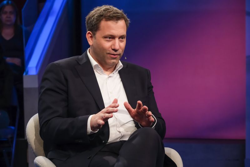 Man wolle das Land "wirtschaftlich verändern", kündigt Lars Klingbeil an.