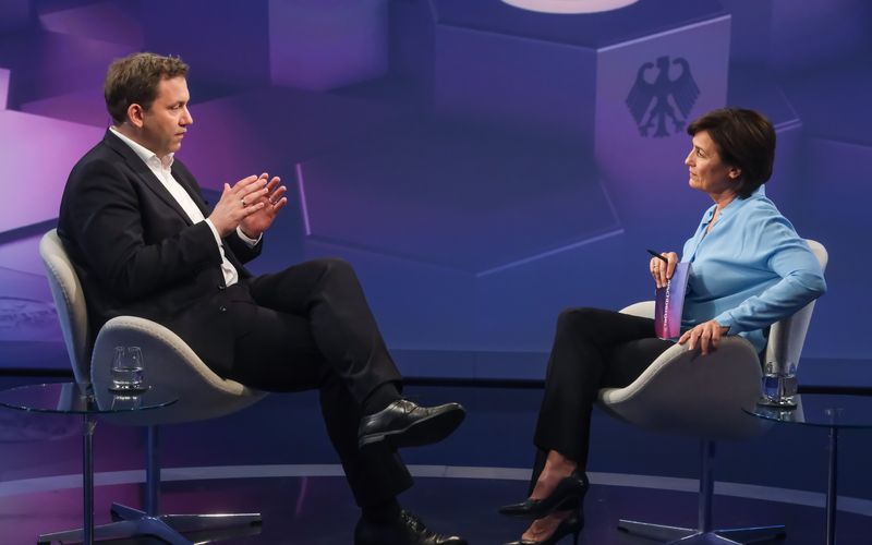 In Bezug auf die Mütterrente erklärt Lars Klingbeil im Gespräch mit Sandra Maischberger: "Markus Söder ist das sehr wichtig."