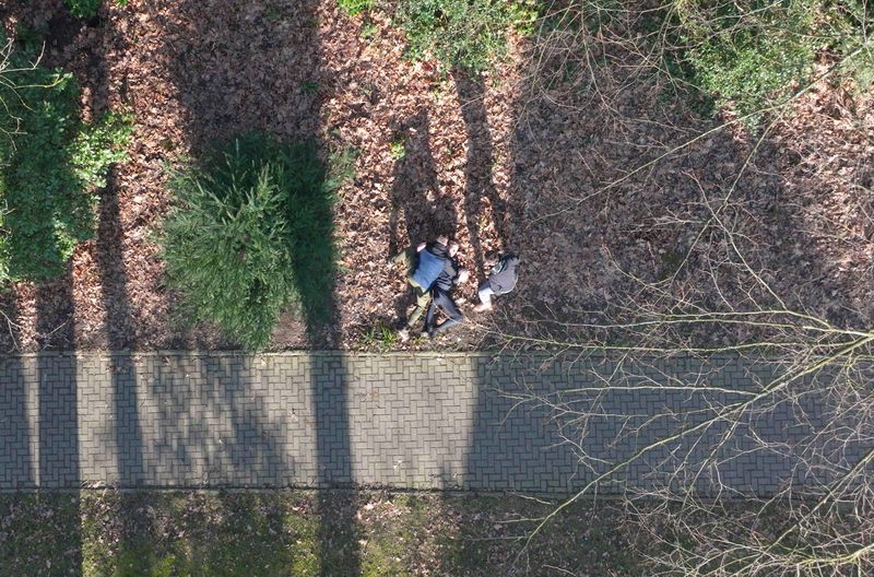 Ganz in der Nähe seines Zuhauses wird Energiemanager Dr. Bernhard Günther von zwei Männern zu Boden gerungen. Sie schütten ihm konzentrierte Schwefelsäure ins Gesicht. Schwer verletzt kann sich das Opfer später nach Hause schleppen und einen Notruf absetzen. 
