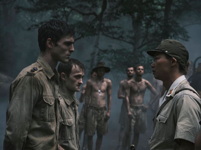 Dorrigo Evans (Jacob Elordi, links) trifft im Gefangenenlager auf den japanischen Major Nakamura (Sho Kasamatsu), der inmitten aller Unmenschlichkeit freundschaftliche Töne anschlägt.