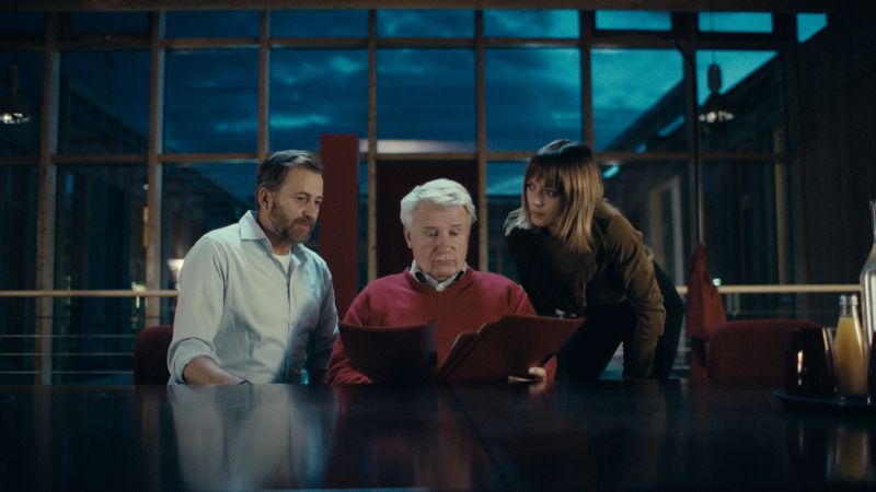 Charlotte Kraft (Hanna Plaß, rechts) kämpft um den Stolz ihres Vaters, Unternehmer Dr. Joachim Kraft (Jörg Schüttauf, Mitte) - genau wie Lennart Lurz (Christian Erdmann) um den Respekt seiner Frau. Gelingt ihnen das durch die Leitung des neuen IT-Projektes?