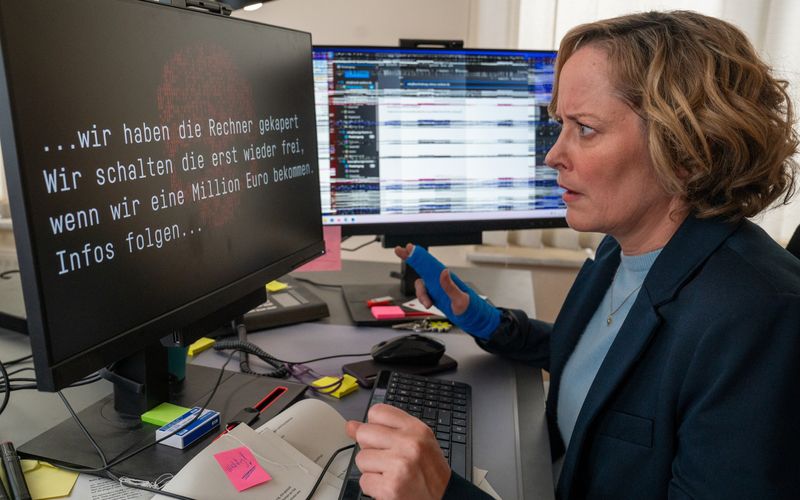Zunächst glaubt sie an einen schlechten Scherz: Bürgermeisterin Kristina Lurz (Silke Bodenbender) wird von einem Hacker erpresst.