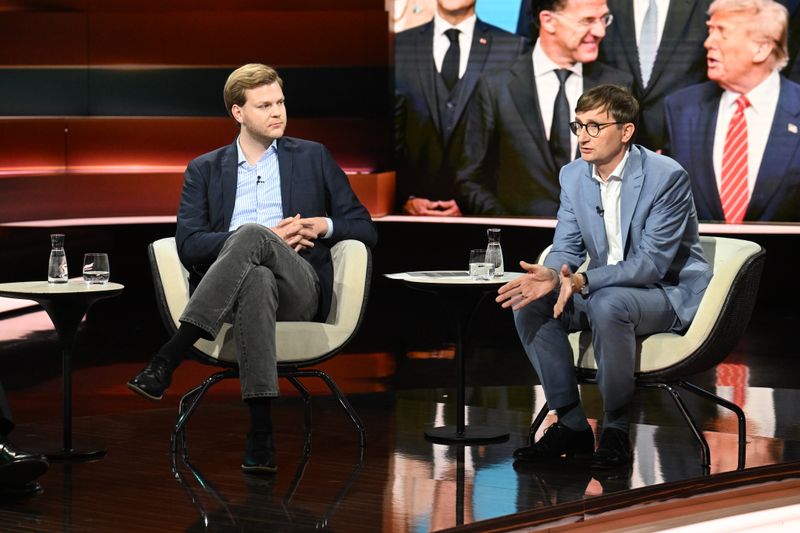 Militärhistoriker Sönke Neitzel und Wirtschaftsjournalist Julian Olk (links) zeigten sich offen in Bezug auf die Wehrpflicht, sollte Deutschland verteidigt werden müssen.