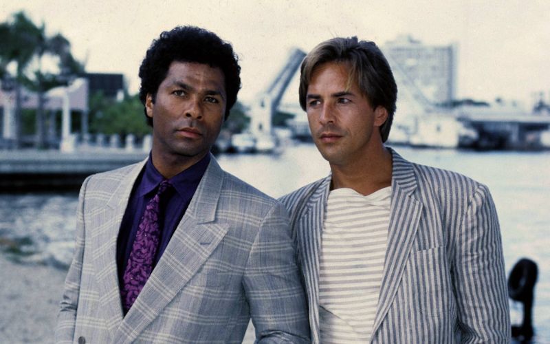 Sie waren in den 80er-Jahren nicht aus deutschen Wohn-, Kinder- und Jugendzimmern wegzudenken: Sonny (rechts) und Rico aus "Miami Vice" (Bild), MacGyver, Michael Knight, das A-Team und Co. zählen zu den größten TV-Helden. Doch was machen ihre Darsteller heute? In der Galerie blicken wir auf die Serienstars von damals und beleuchten ihre weiteren Karriereschritte.