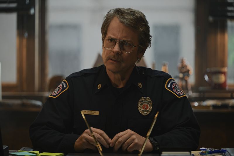 Polizeichef Harvey Englehart (Greg Kinnear) verwaltet nicht nur den Mangel, sondern muss auch die Marotten seiner Ermittler ertragen.