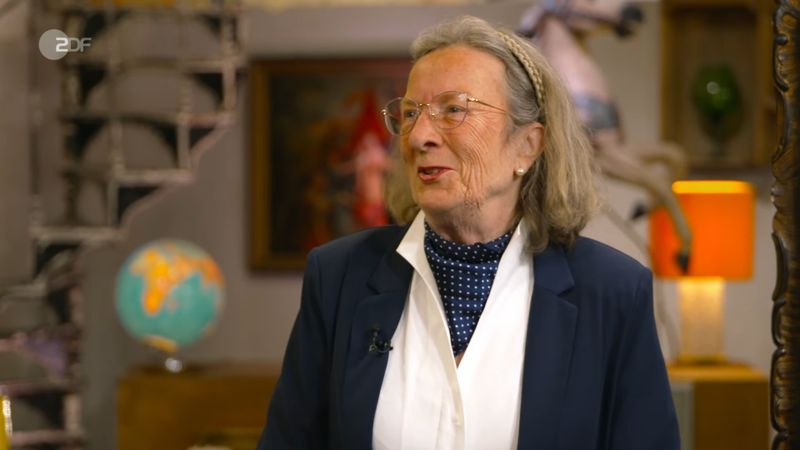 Wie Verkäuferin Ulrike erklärt, war das Gemälde vor ihr im Besitz ihrer Schwester, zuvor bei einer anderen Verwandten. 