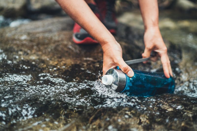 Eine Flasche im Fluss zu füllen, mag noch gestattet sein. Bei größerer Wasserentnahme drohen allerdings vielerorts Bußgelder. 