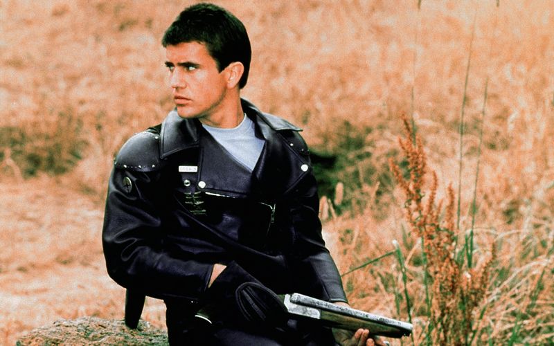 Ein dystopischer Abgesang auf die Bestie Mensch: In "Mad Max" spielt Mel Gibson einen Mann, der nach dem brutalen Mord an seine Frau und sein Kind rot sieht.