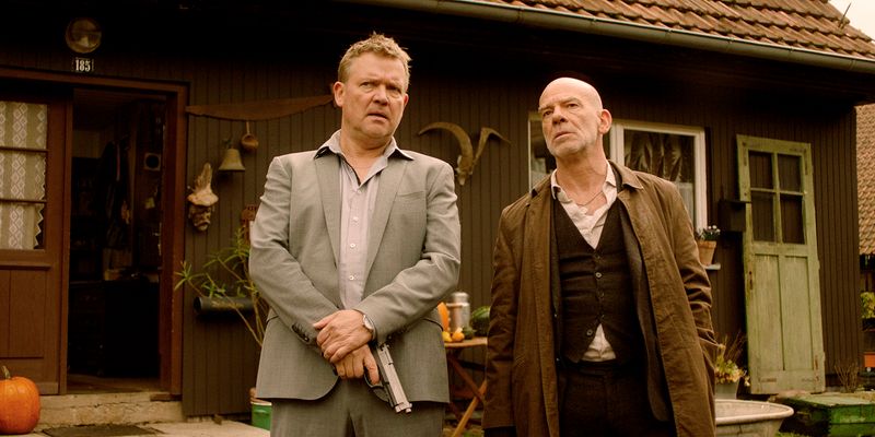 Duell auf dem Lande: Decker (Justus von Dohnányi, links) und der todkranke Kainer (Martin Wuttke).
