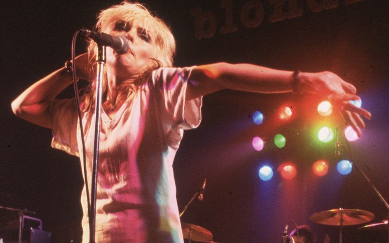 Unvergessen bleibt Debbie Harry nicht nur als Frontfrau und Songwriterin der legendären New-Wave-Band Blondie. Auch in modischer Hinsicht setzte die US-Sängerin immer wieder Maßstäbe. Am 1. Juli feiert Harry ihren 80. Geburtstag, aus diesem Anlass präsentieren wir die größten Stilikonen der Pop-Geschichte.