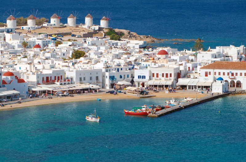 Die weiß getünchten Windmühlen, die auf einem Hügel mit Blick auf Mykonos-Stadt aufgereiht sind, sind das Wahrzeichen der Insel.

