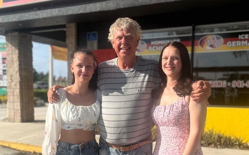 Maik Bischoff mit seinen Töchtern Leah (links) und Xenia vor seinem Schnitzel-Restaurant: Auswanderer plagen Selbstzweifel.