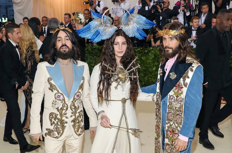 Die Luxusmarke zog schon immer Prominente an, von links: Gucci-Kreativdirektor Alessandro Michele mit der Sängerin Lana Del Rey und dem Schauspieler Jared Leto.