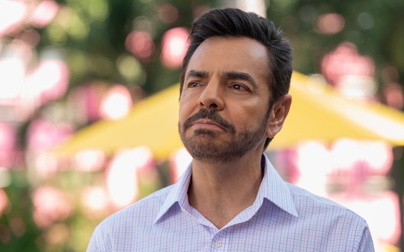 Eugenio Derbez ist ausführender Produzent und Hauptdarsteller von "Acapulco". In Interviews zeigte er sich überrascht über den Erfolg der Serie in den USA, da der mexikanische und der amerikanische Humor sehr unterschiedlich seien.