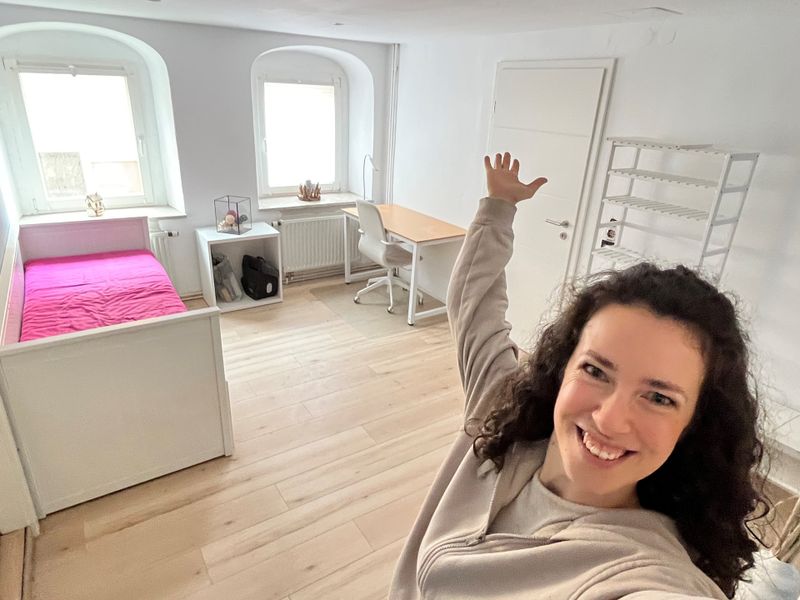 Anne freut sich über das Ergebnis, ein aufgeräumten Raum, zu dem ihr Corinna verholfen hat.