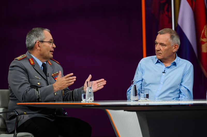 Generalleutnant Alfons Mais (links) diskutierte mit Linken-Chef Jan van Aken über die Notwendigkeit der Erhöhung der Militärausgaben.
