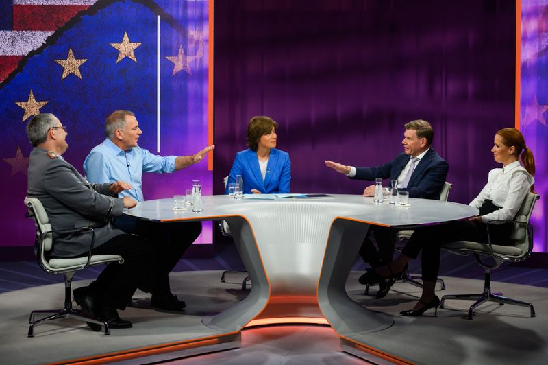 Maybrit Illner (Mitte) diskutierte am Donnerstagabend mit ihren Gästen zum Thema "Krieg oder Frieden - Sicherheit nur mit den USA?".