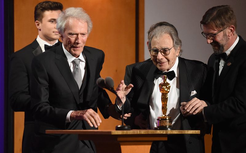 2018 erhielt Lalo Schifrin (zweiter von rechts) von Clint Eastwood (zweiter von links) den Ehrenoscar überreicht.