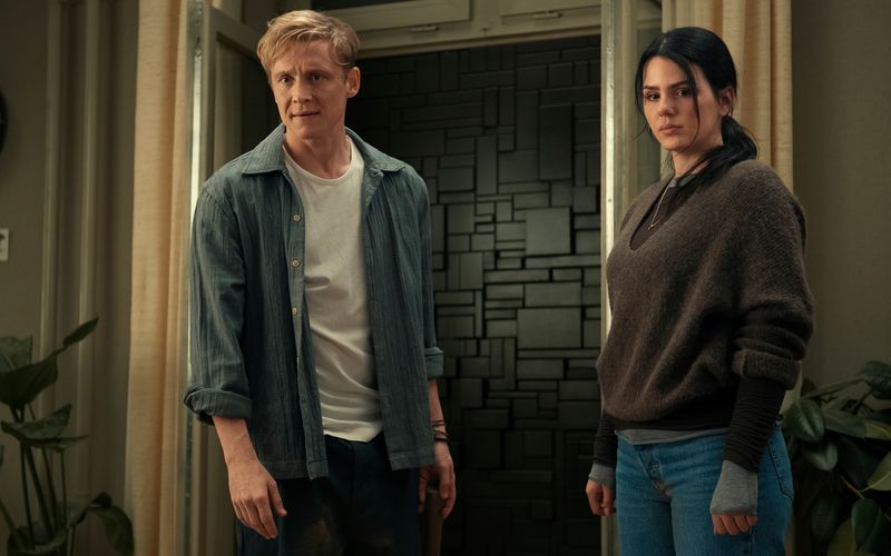 Tim (Matthias Schweighöfer) und Olivia (Ruby O. Fee) sind plötzlich Gefangene in ihrer eigenen Wohnung.