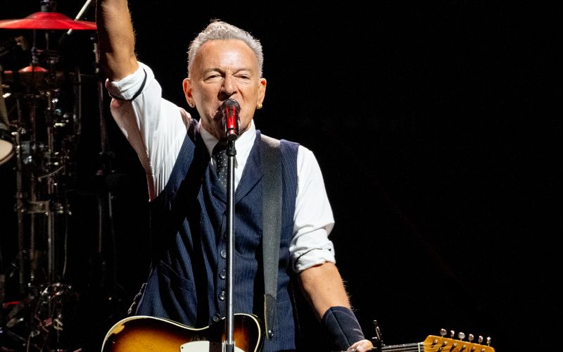 Ein Film über ihn steht in den Startlöchern, mit seiner Kritik an Donald Trump zeigt er Haltung wie eh und je und auch musikalisch bleibt er unermüdlich laut: Bruce Springsteen war nie präsenter als heute. Nun veröffentlicht der "Boss" das Boxset "Tracks II: The Lost Albums" mit nie veröffentlichten Songs aus den Jahren 1983 bis 2018. Aus diesem Anlass präsentieren wir eine Galerie mit Anekdoten, Zahlen und Fakten über die Rocklegende, die Sie vielleicht noch nicht kannten.