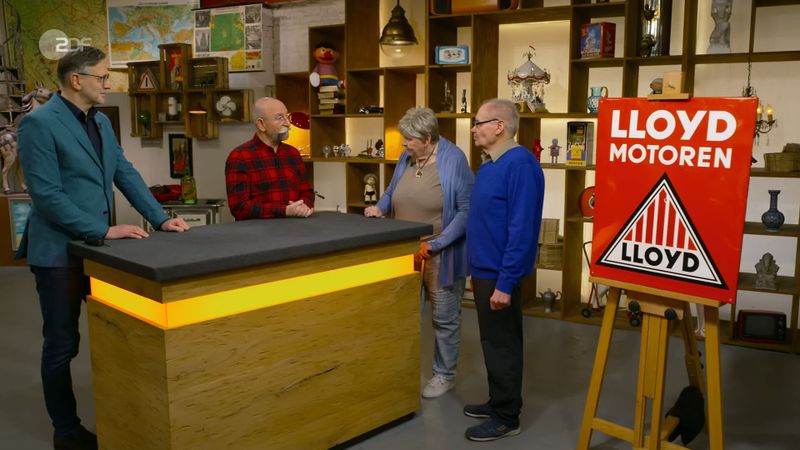 Denn die Expertise endet mit einer kleinen Enttäuschung: Das Emaille-Schild von Lloyd Motoren ist weniger wert als Horst und Roswitha aus Altena sich erhofft haben. 
