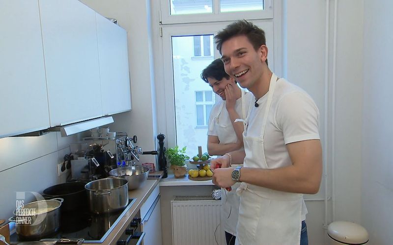 Final-Gastgeber Freddy (rechts) bekommt Schnippelhilfe von Kumpel Jonas - und Video-Coaching von seiner Mama.