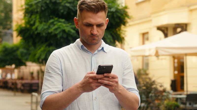 Die folgenreichsten Betrugsfälle rund ums Reisen finden längst nicht mehr am Urlaubsort selbst statt, sondern bereits lange davor, im Netz. Statt Abzocke durch Taxifahrer geht es heute um gefälschte Angebote auf Social Media, Phishing über täuschend echte Fake-Seiten oder Betrugsversuche auf bekannten Buchungs-Plattformen. Plattformen. 