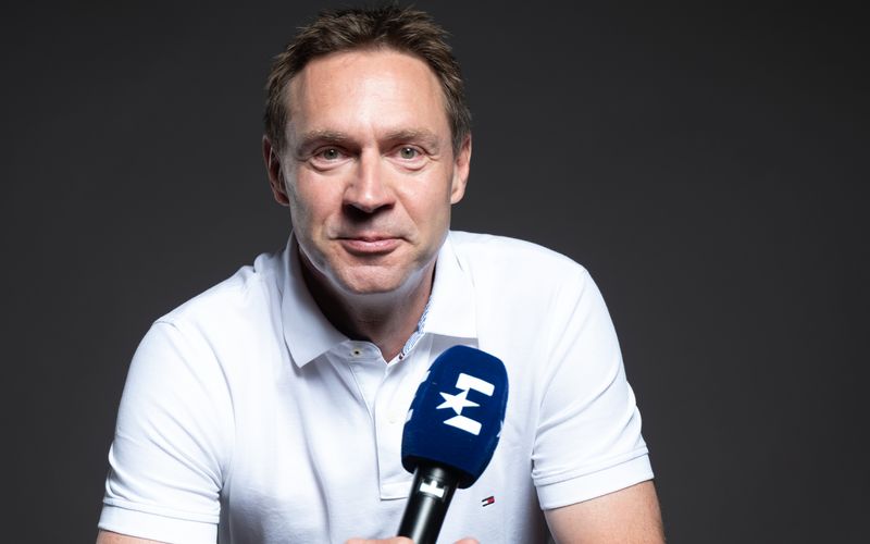 Kaum jemand erzählt so spannend und kenntnisreich vom Radsport wie Jens Voigt. Von 5. bis 27. Juli rollt die 112. Ausgabe der Tour de France, dem berühmtesten Radrennen der Welt, wieder durch Frankreich. Beinahe-Rekordteilnehmer Voigt ist dabei und kommentiert zunächst vom Motorrad aus. 